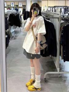 T-Shirt Wanita Ukuran Besar Gaya Korea Longgar  Motif Tulisan Fashion & Desain Sporty Katun Tipis Bernapas Premium  Tren Musim Panas 2025 Kesan Mewah  Sederhana  Pakaian  Manis dan keren  Gaya Kampus Korea Chic  Modis  Serbaguna  Nyaman  Kerah bulat  Tops