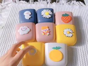 (NEW) Hộp đựng remoteđiện thoại có lỗ cắm sạc dán tường có đính charm nhiều mẫu dễ thương phong cách hàn quốc