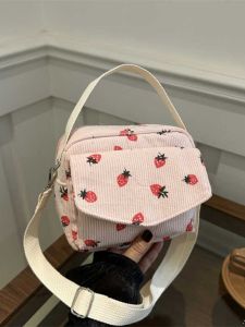 กระเป๋าสะพายข้างผ้าคอร์ดูรอยลายการ์ตูนสีแดงสดสำหรับผู้หญิง กระเป๋าใส่โทรศัพท์มือถือแบบสะพายไหล่เดียว กระเป๋าแฟชั่นฤดูใบไม้ร่วง 2024