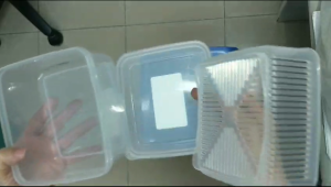 Hộp nhựa đựng thực phẩm của Nhật 1L1 có vạch chia mililit có rổ lưới nắp dẻo. 15x134x77cm. K109