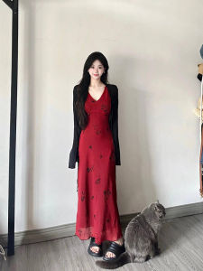 ชุดเดรสยาวคอวีแขนกุดสีแดงสไตล์ฝรั่งเศสสำหรับผู้หญิงในฤดูร้อน ชุดสองชิ้น เอวเข้ารูป หวานและเผ็ดร้อน