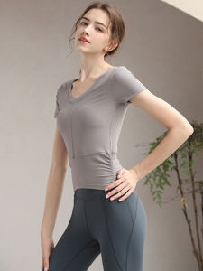 เสื้อยืดโยคะแบบมีแผ่นรองหน้าอกสำหรับผู้หญิง แขนสั้นคอวี เสื้อออกกำลังกายสำหรับวิ่ง แฟชั่นฤดูใบไม้ผลิและฤดูร้อน ผ้าไนลอนระบายอากาศได้ดี