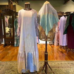 Evita Set Dress + Jilbab by Dian Pelangi LIMITED EDITION Setelan Busana Muslim Baju Maxi Gamis Kaftan Abaya Gaun Outfit Pesta Pernikahan Kondangan Lebaran Wanita Hijaber Cantik Anggun Modis Modern Simple Elegan Mewah Model Korea Terbaru Motif Jumputan