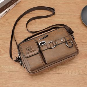 กระเป๋าสะพายข้างผู้ชายแบบใหม่กระเป๋าใบเล็กแนวลำลองกระเป๋าสะพายไหล่หนัง PU กระเป๋าคลัทช์อเนกประสงค์กระเป๋าแบบหิ้วหลายช่องกระเป๋าผู้ชาย