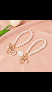 Elegant Imitation Pearl Chains Keychains Luxury Tag Keyrings Earphone Friend Gifts Souvenir Jewelry Pearl Beaded Keychain Exquisite Imitation Pearl Keyrings with Heart Metal Tag Mobile Phone Ornaments