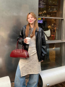 กระเป๋าสะพายข้างทรงขนมปังฝรั่งเศสสีแดงสไตล์ย้อนยุคสำหรับผู้หญิง กระเป๋าสะพายข้างแบบใหม่ระดับไฮเอนด์น้ำหนักเบา กระเป๋าแต่งงานที่น่าจดจำ