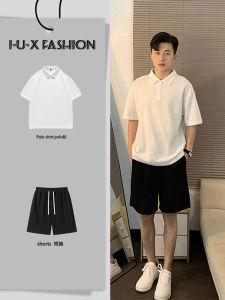 ชุดเสื้อโปโลสีขาว กางเกงขาสั้น ชุดลำลอง ทรงหลวม ทรงตรง ทรงเอวสูง ทรงหลวม ทรงลำลอง ฤดูร้อน 2024 สำหรับผู้ชาย