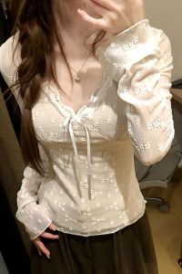 White Lace Base Layer Shirt Womens Early Autumn 2025 New High-End Slim Fit V-Neck Knitted Sweater Soft Korean Style Long Sleeve