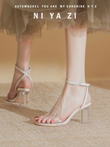 รองเท้าแตะส้นสูงคริสตัลใสสำหรับผู้หญิง ฤดูร้อน 2025 รองเท้าแตะส้นหนาแบบใหม่ขนาดเล็ก 32 33 รองเท้าแตะส้นสูงแบบสวมคริสตัลเปิดหัวแบบมีสายรัดข้าง