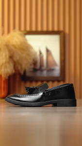 รองเท้าหนังชาย รองเท้าโลฟเฟอร์หนังสีดำมีพู่ รองเท้าหนังแก้วแบบลำลองสำหรับใส่ทำงาน สไตล์อังกฤษแบบสวม