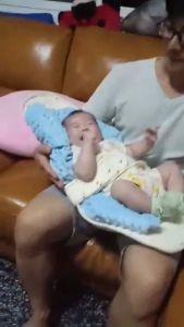 เบาะอุ้มเด็ก มีรูระบายอากาศ 45°U ทำมุมเอียง ดีไซน์ตัว โค้งรับสรีระลูก ช่วยประคองศรีษะ ให้นมสำหรับเด็กแรกเกิด ถึง 6 เดือน