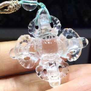 Pure natural white crystal cross King Kong pestle also known as karma pestle pendant wear can ward off evil and protect peace.