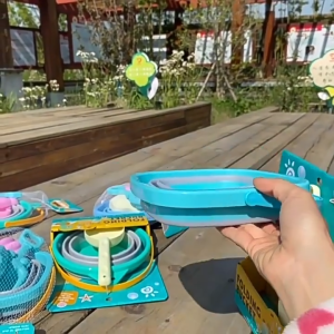 Set mainan pantai lipat anak-anak untuk bermain pasir di pantai termasuk sekop dan alat gali untuk bermain air di pantai.