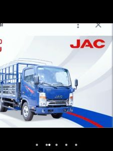 Vè che mưa xe tải Jac đầu vuông có gọng kiếng trước đầu xe vè nhựa đen cao cấp có sẵn keo dán giá 1 cặp.MST890