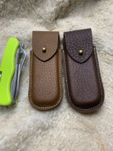 Swiss Army Knife 111 มม. ของแท้ Cowhide มีดพับได้พร้อมเข็มขัดเอว Handmade หนังสําหรับเยาวชน