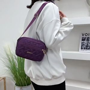 liiyama กระเป๋าสะพายข้าง กระเป๋าผู้หญิง กระเป๋าแฟชั่น กระเป๋าสะพายข้างผู้หญิงลายนวมแต่งซิปสีทอง สวยสะดุดตา