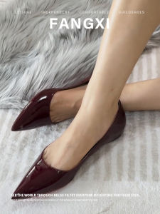 รองเท้าส้นแบนหัวแหลมสีแดงสไตล์ฝรั่งเศสสำหรับผู้หญิง พื้นหนา รองเท้าทำงาน ส้นเตี้ย หนัง PU ทรงหัวแหลม รองเท้าแฟชั่น