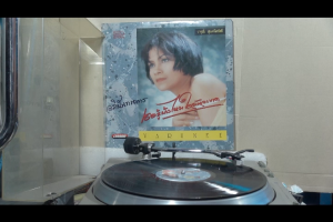 1 แผ่นเสียง 12นิ้ว d27 วารุณี สุนทรีสวัสดิ์ เธอรู้ไหมใจฉันจะขาด แผ่นVG+ริ้วรอยบาง เสียงรบกวนเล็กน้อยถึงปานกลาง ไม่มีรอยลึก แผ่นล้างทำความสะอาดแล้ว ปกVG++มีตำหนิขอบนิดหน่อย ขอบไม่ขาด สันไม่ทะลุ