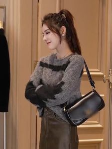 Zhang Yuan Yi Trendy Womens Knitwear High Collar Pullover Sweater with Color Block Design and Fine Texture for Autumn