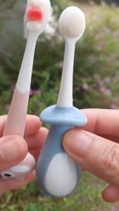 เล่นแปรงสีฟันเด็ก ขนนู่และหัวแปรงเล็ก ราคาเสริมสวย มีจับถนัดมือ เสื่อมพัก อ่อนโยความกับเหงือก