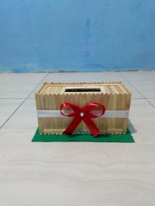 tempat kotak tissue dari bahan stik es krim....