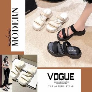 SQShop ใหม่ รองเท้าแตะแฟชั่นผู้หญิง ดีไซน์สวยงามมาก เสริมส้นประมาณ 1.5 นิ้ว วัสดุใช้เป็นยางทนทานและทำความสะอาดง่ายมากมี 3 โทนสีให้เลือก ชอบสีไหนจัดกันได้เลยสาว