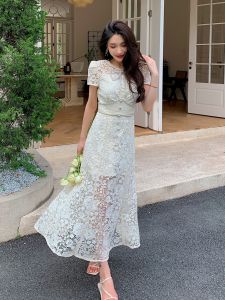 ชุดเดรสยาวปานกลางสไตล์ฝรั่งเศสย้อนยุคพร้อมโบว์ผีเสื้อและลูกไม้ กระโปรงทรงเอเข้ารูปสำหรับผู้หญิง ฤดูใบไม้ร่วง 2025 ใหม่