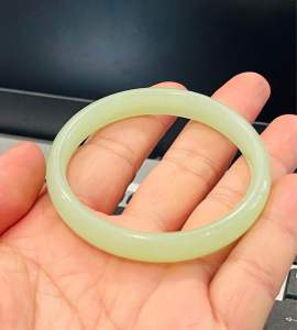 Vòng tay đá Mã Não xanh Ngọc bản cối mang phong cách trẻ trung cho nữ.