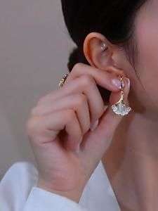 ต่างหูรูปกลีบไม้กางเขนทอง 18K สำหรับผู้หญิง อุปกรณ์เสริมแฟชั่น เครื่องประดับหู ของขวัญวันเกิด เครื่องประดับแฟชั่น