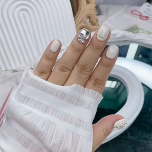 KL005 Nailbox thiết kế móng tay giả trắng đính charm bạc 3D nổi sang trọng phong cách sang trọng