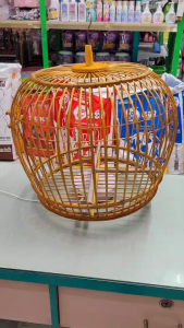 C02 กรงนกเขาใหญ่ ขนาด 15 นิ้ว ทรงโค้งมน ผลิตจากไม้ไผ่และเหลา สานด้วยมือ เคลือบแลคเกอร์ สวยงามและทนทาน สำหรับนกขนาดเล็ก 15x17x14 นิ้ว