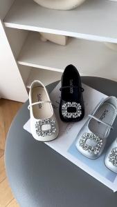 3181-6 รองเท้าหนังเด็กหญิง 2025 รองเท้าบัลเล่ต์สไตล์ฝรั่งเศสสำหรับเด็กใหม่ในฤดูใบไม้ผลิ รองเท้าบัลเล่ต์หัวเหลี่ยมหรูหราพร้อมคริสตัล รองเท้าแบบสวมพื้นนุ่มสำหรับนักเรียน