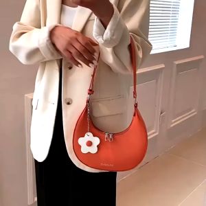 Bag.stories [พร้อมส่งในไทย+แถมฟรี สายห้อยดอกไม้] กระเป๋าทรงพระจันทร์เสี้ยวสะพายไหล่ ขนาด 24x22x6 cm ด้วย สายห้อย PU แถมสามารถปรับความยาวได้ มาร่วมกับความงาม