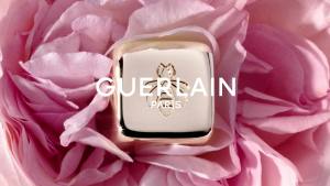 GUERLAIN KissKiss Bee Glow Oil 92% natural-origin honey tint lip oil