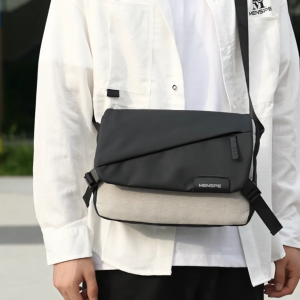 MENSPE กระเป๋าสะพายผู้ชาย กระเป๋าสะพายข้าง กระเป๋าแมสเซนเจอร์ กระเป๋าแฟชั่นกันน้ำ กระเป๋าสะพายข้างความจุขนาดใหญ่กันโขม ลำลองสบายๆ กระเป๋าแนวสปอร์ตสำหรับวัยรุ่นนักศึกษา