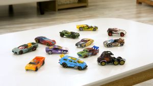 Hot Wheels Car 1 Color-Changing Toy Vehicle in 1:64 Scale (BHR15)