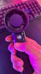 พัดลมเทอร์โบแบบพกพา Basike พัดลมขนาดเล็กแบบปรับได้พร้อมจอแสดงผล LED 120 ระดับความเร็วลม ชาร์จไฟผ่าน USB พัดลมขนาดเล็กสำหรับใช้กลางแจ้งในสำนักงาน