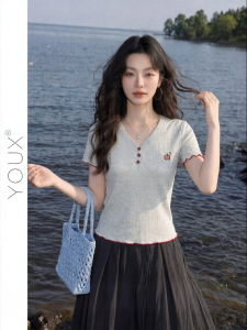 YOUXIANG | Áo Thun cổ V phong cách ngọt ngào thêu Táo