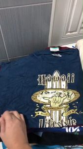 เสื้อยืดUSA เสื้อยืด เกรดAA (เกรดพรีเมี่ยม) สภาพผ้าใหม่ ลายสวย ตรงปกทุกตัว เสื้อยืดผู้ชายคอกลม สภาพดีมาก ผ้าดี สีสด คละสี คละลาย เลือกตามขนาดไซส์ (มีลายมากกว่าในรูป ลายเสื้อรันไปเรื่อยๆคละลาย)