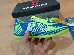 KIDZTUBS Sepatu Futsal Anak Paket Komplit Sepatu Futsal Tas Skin Deker Kaos Kaki Usia 6-10 Tahun Size 28 29 30 31 32 33 34 35 36 37 KDZ1547011525