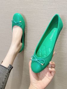 รองเท้าทํางานผู้หญิงน้ําหนักเบาสบายพร้อมหัวกลมด้านล่างนุ่มและดีไซน์โบว์ส้นแบนรองเท้าลําลองใช้ประจําวัน