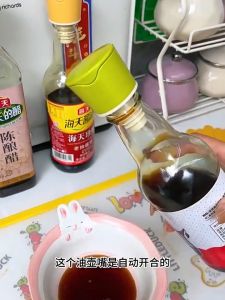 Open and close pour oil nozzle kitchen oil bottle nozzle vinegar sauce oil bottle olive oil bottle non-drip-guiding condiment bottle stopper