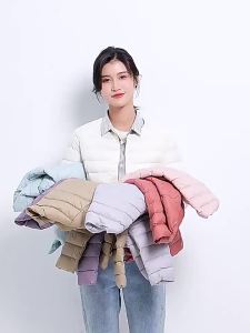 <1125> เสื้อแจ็คเก็ตผู้หญิงน้ำหนักเบา 90 ขนเป็ดสีขาว 2024 ใหม่สลิมอบอุ่นคอกลมสั้นสวมใส่ด้านในและด้านนอกเสื้อแจ็คเก็ตขายส่ง