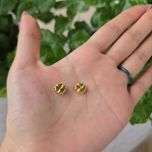 Q1988 Charm cỏ 4 lá vàng 10k sẵn lỗ 2li có thể xâu vòng cáp mix vòng hạt không kén mệnh - Phong Thuỷ TUDO