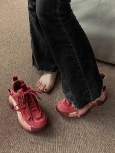 รองเท้าผ้าใบลำลองหนังแท้ส้นหนาสำหรับผู้หญิง สีแดง ทรงลำลอง ฤดูใบไม้ผลิ 2025 รองเท้าผ้าใบลำลองแบบใหม่ รองเท้าผ้าใบสปอร์ต