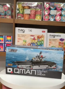 QMAN 42205 - Bộ lắp ráp Tàu sân bay chạy bằng năng lượng hạt nhân (lẻ ngẫu nhiên mẫu)