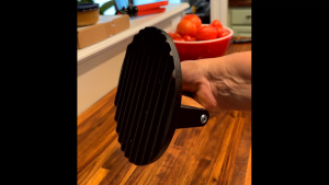 Round Cast Iron Meat Pressing Single Cast Iron Grill Press Heavy Duty 7In Bacon Burger Press with Wooden Handle