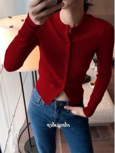 เสื้อสเวตเตอร์ถักแขนยาวสีแดง เสื้อคาร์ดิแกนผู้หญิง ทรงเข้ารูป กระโปรงสั้น ชุดชั้นใน เสื้อคลุมกันหนาว ฤดูใบไม้ร่วง/ฤดูหนาว ใหม่ล่าสุด