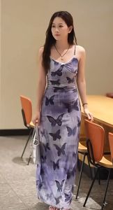 เดรสยาวสีม่วง สายเดี่ยว ผ้าตาข่าย มีซับใน คอวีแต่งลูกไม้สีขาว ติดโบว์กลางอกพิมพ์ลายผีเสื้อ กระโปรงทรงเอ Dress ไปคาเฟ่ #8107
