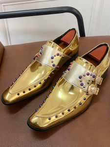 รองเท้าบูทเชลซียีนส์สีทอง หัวเหลี่ยม หัวเข็มขัด ขนาดใหญ่ รองเท้าคู่สำหรับผู้ชายและผู้หญิง ฤดูใบไม้ผลิและฤดูใบไม้ร่วง รองเท้าหนังแฟชั่นแบบต่ำ รองเท้าบูทสำหรับธุรกิจ